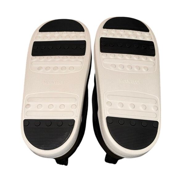 Women’s size 7.5 Moon Boot - Picture 2 of 2